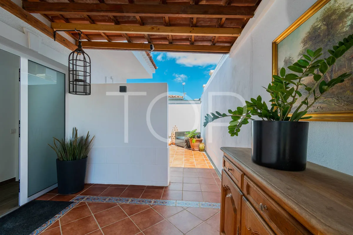 Elegante renovierte Villa mit drei Schlafzimmern, Innenpool und Garten