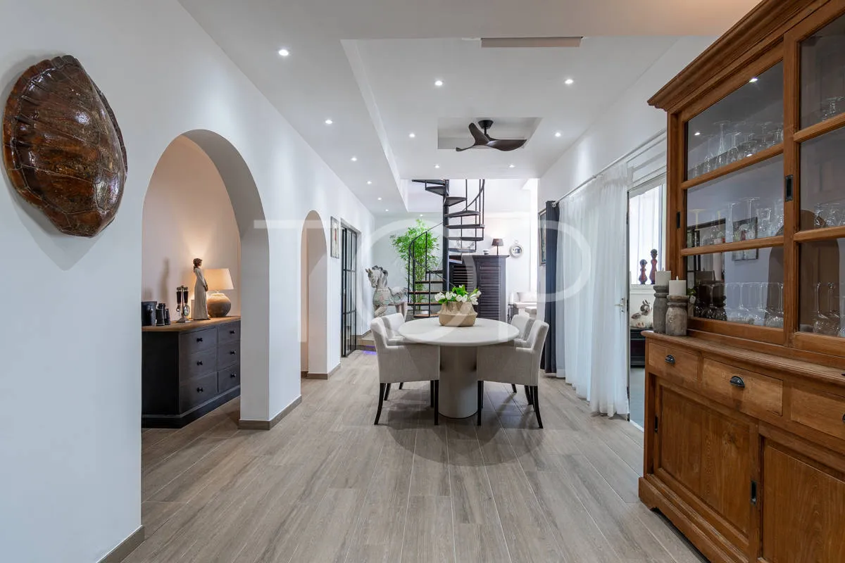 Elegante renovierte Villa mit drei Schlafzimmern, Innenpool und Garten