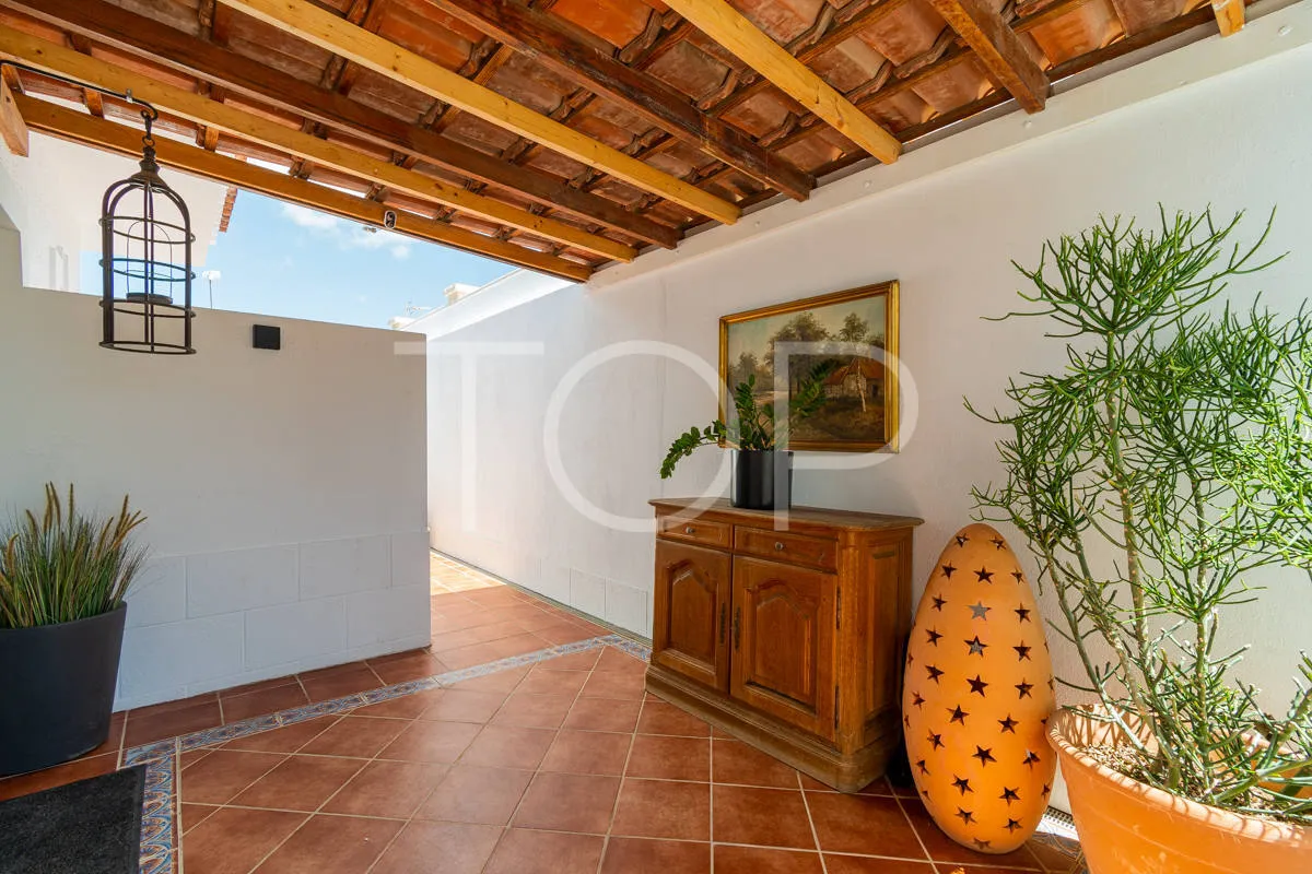 Elegante renovierte Villa mit drei Schlafzimmern, Innenpool und Garten