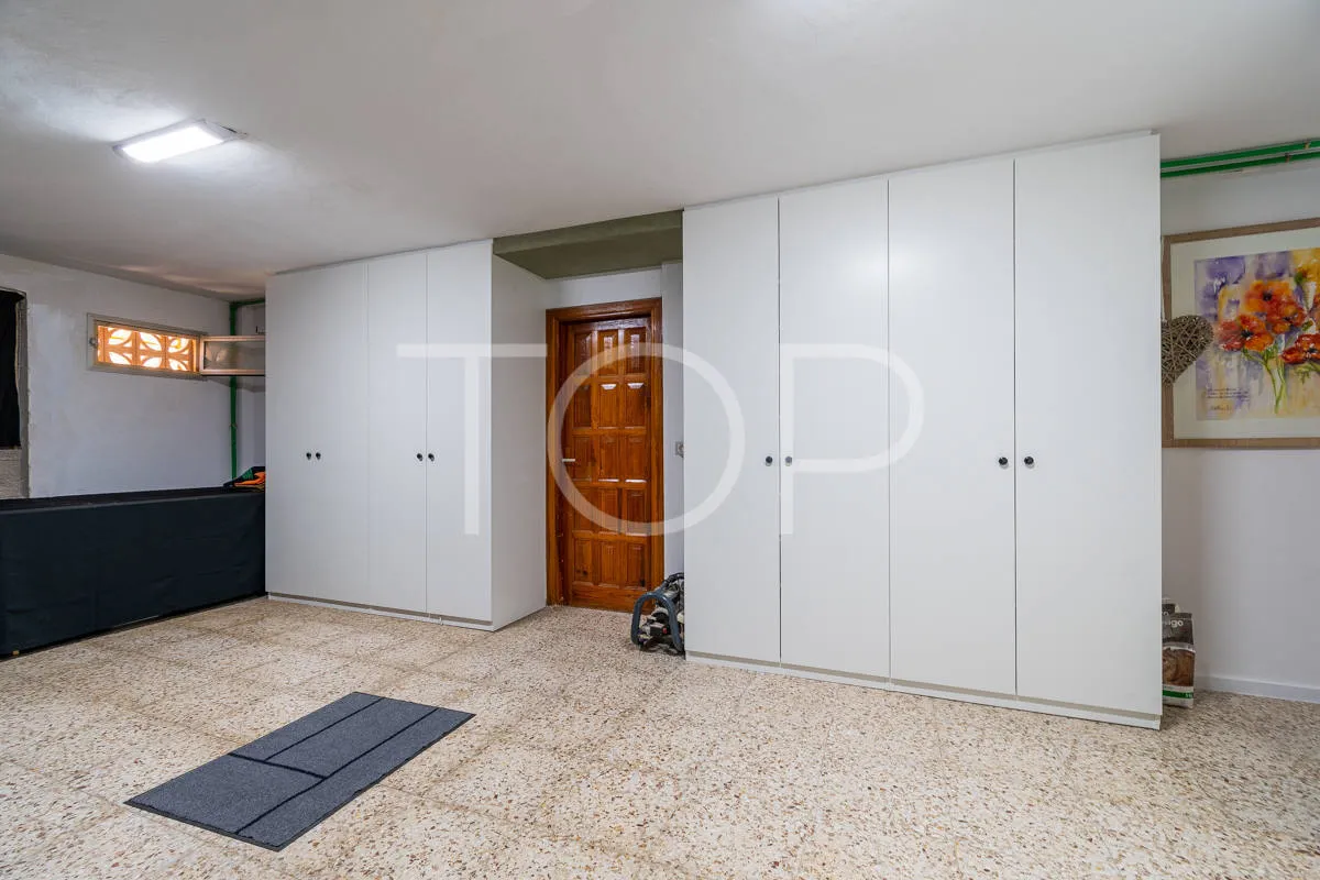 Elegante renovierte Villa mit drei Schlafzimmern, Innenpool und Garten