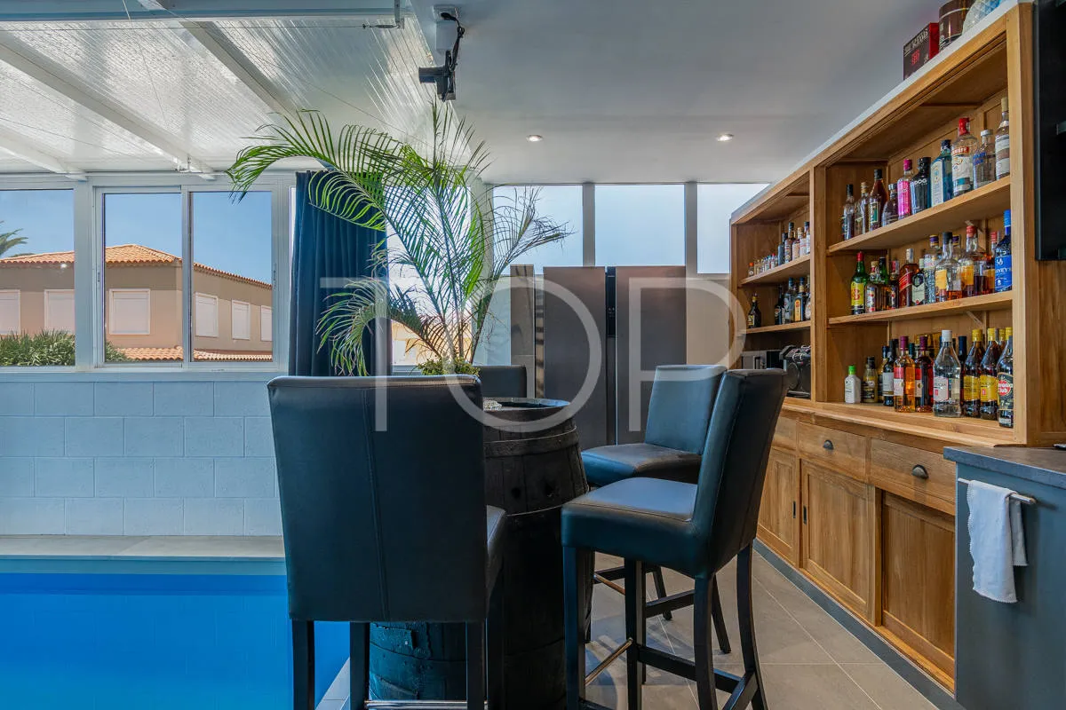Elegante renovierte Villa mit drei Schlafzimmern, Innenpool und Garten