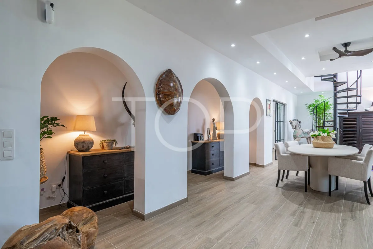 Elegante renovierte Villa mit drei Schlafzimmern, Innenpool und Garten