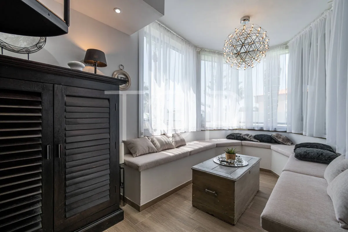 Elegante renovierte Villa mit drei Schlafzimmern, Innenpool und Garten