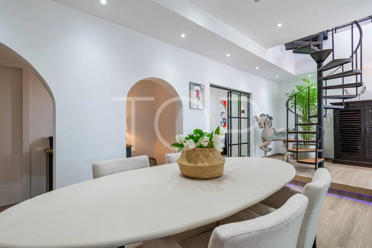 Elegante renovierte Villa mit drei Schlafzimmern, Innenpool und Garten
