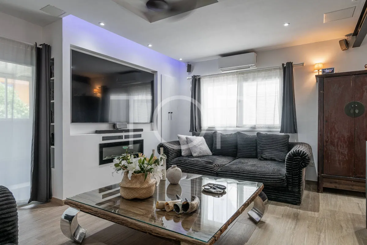 Elegante renovierte Villa mit drei Schlafzimmern, Innenpool und Garten