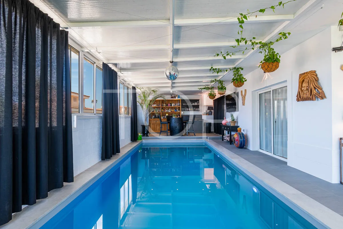 Elegante renovierte Villa mit drei Schlafzimmern, Innenpool und Garten