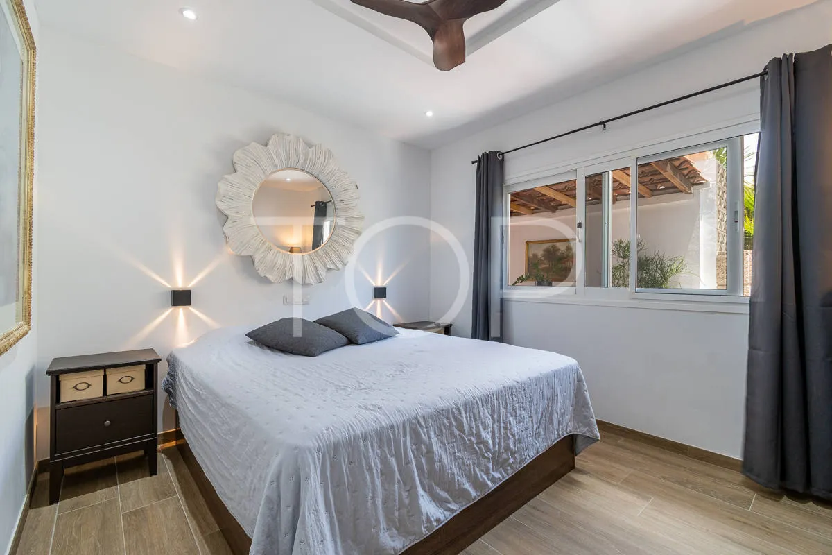 Elegante renovierte Villa mit drei Schlafzimmern, Innenpool und Garten