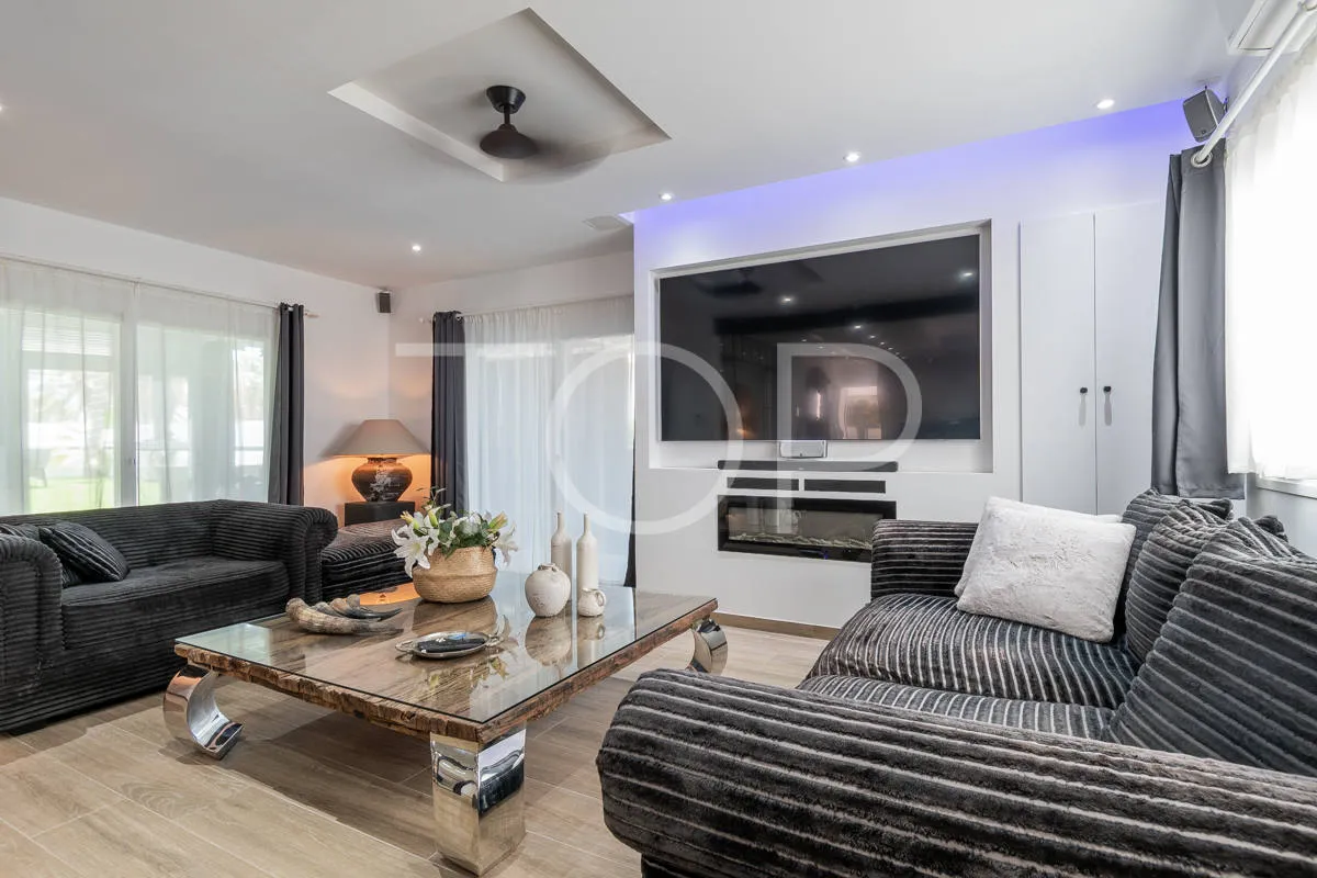 Elegante renovierte Villa mit drei Schlafzimmern, Innenpool und Garten