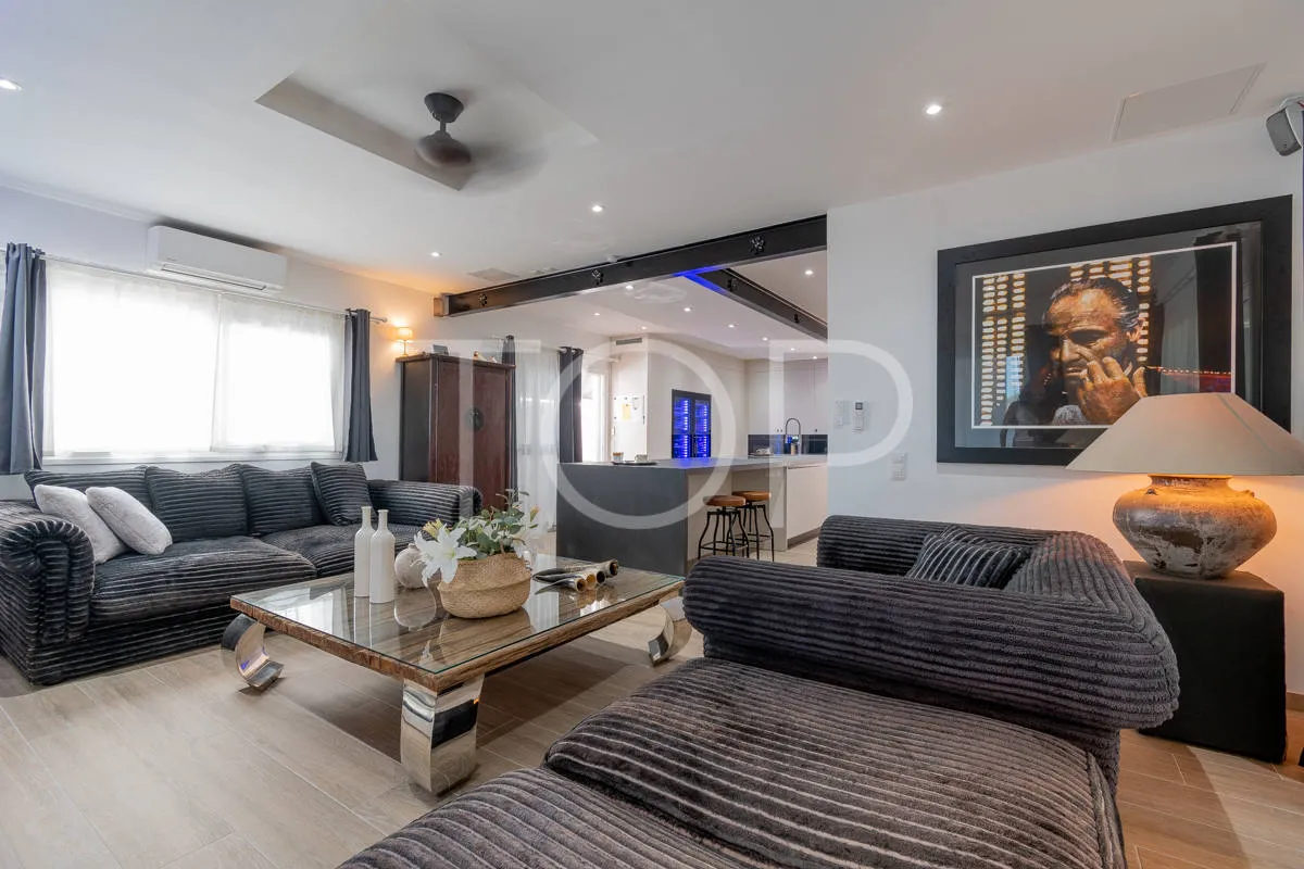 Elegante renovierte Villa mit drei Schlafzimmern, Innenpool und Garten