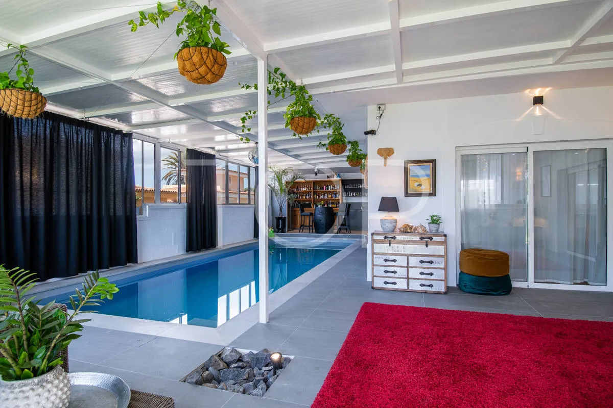 Elegante renovierte Villa mit drei Schlafzimmern, Innenpool und Garten