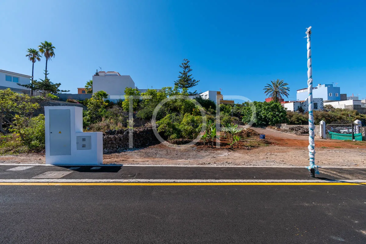 Städtisches Grundstück mit geplanter Villa, Pool und Erweiterungspotenzial im Wohngebiet