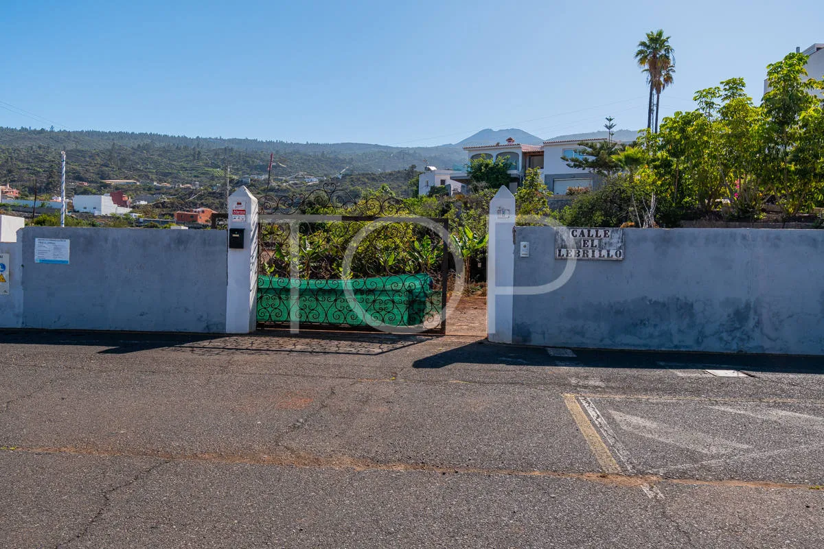 Städtisches Grundstück mit geplanter Villa, Pool und Erweiterungspotenzial im Wohngebiet