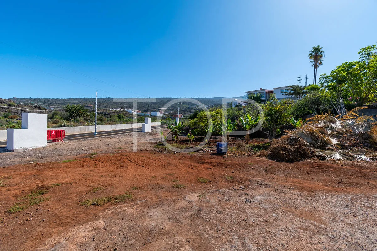 Städtisches Grundstück mit geplanter Villa, Pool und Erweiterungspotenzial im Wohngebiet