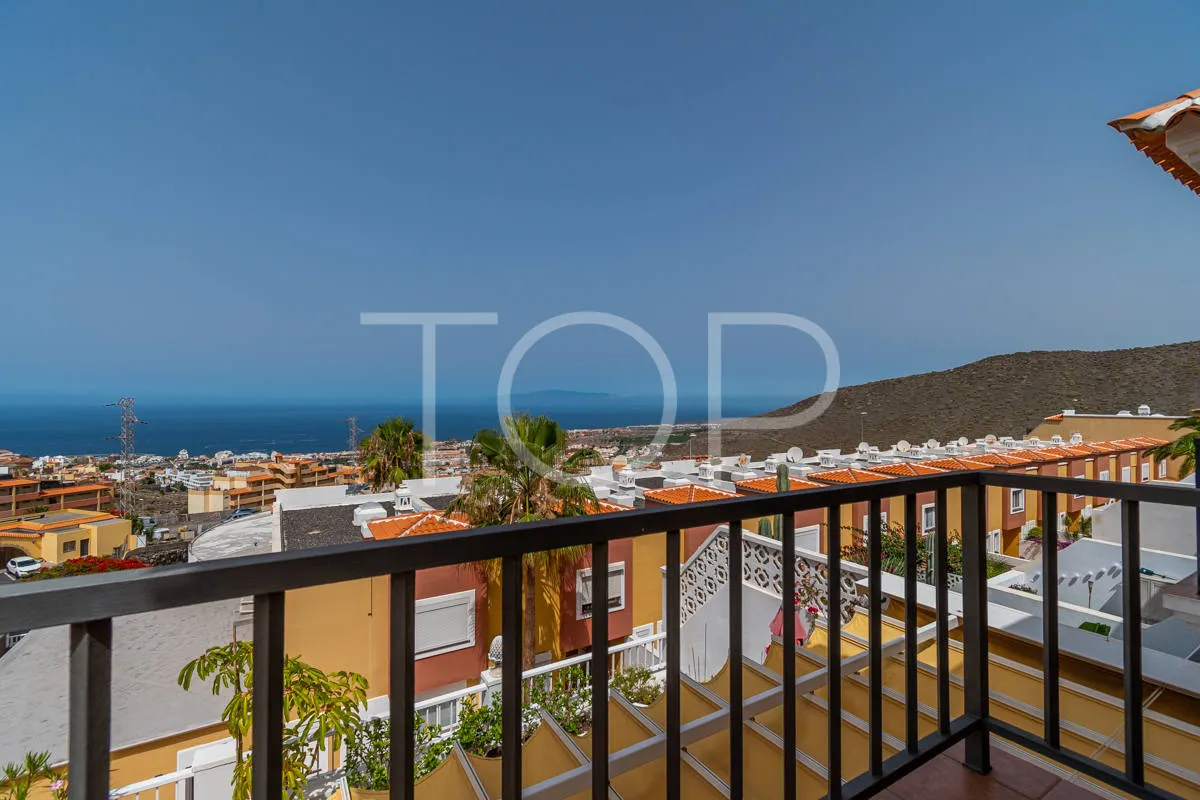 Reihenhaus mit Panoramablick auf das Meer und privatem Pool in privilegierter Lage in Roque del Conde