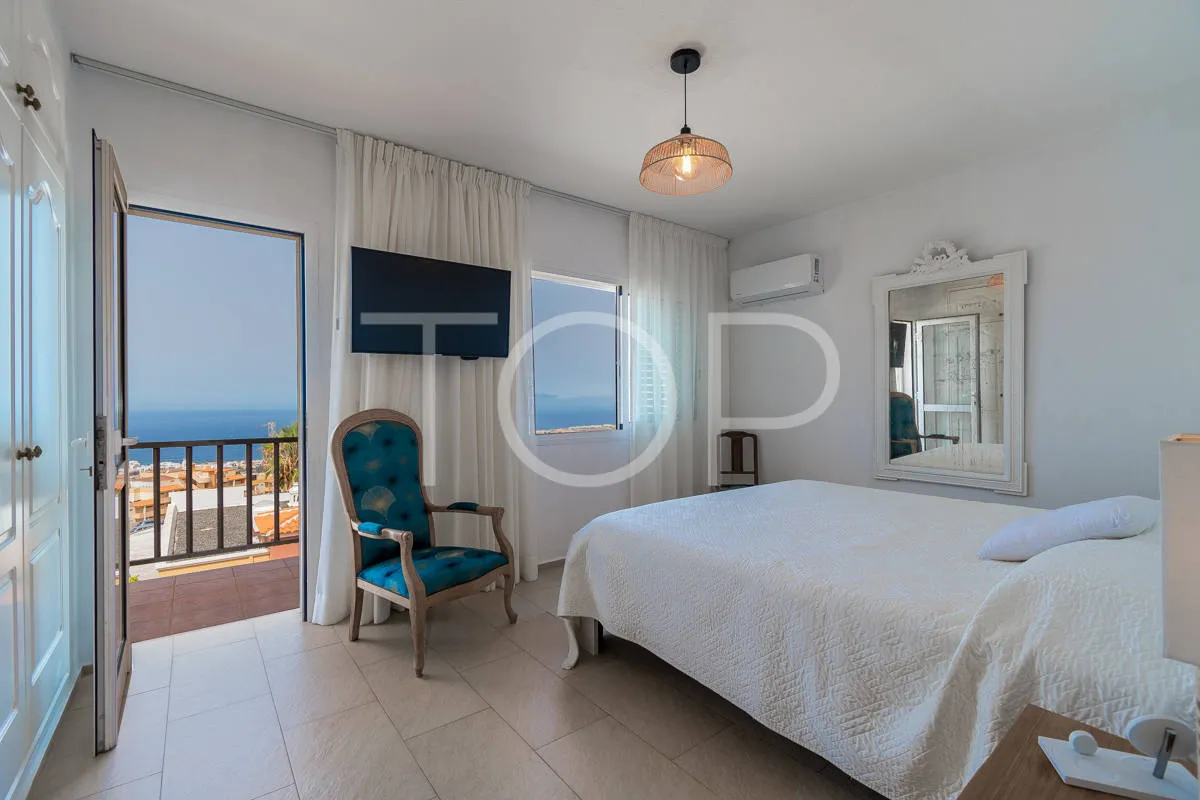 Reihenhaus mit Panoramablick auf das Meer und privatem Pool in privilegierter Lage in Roque del Conde