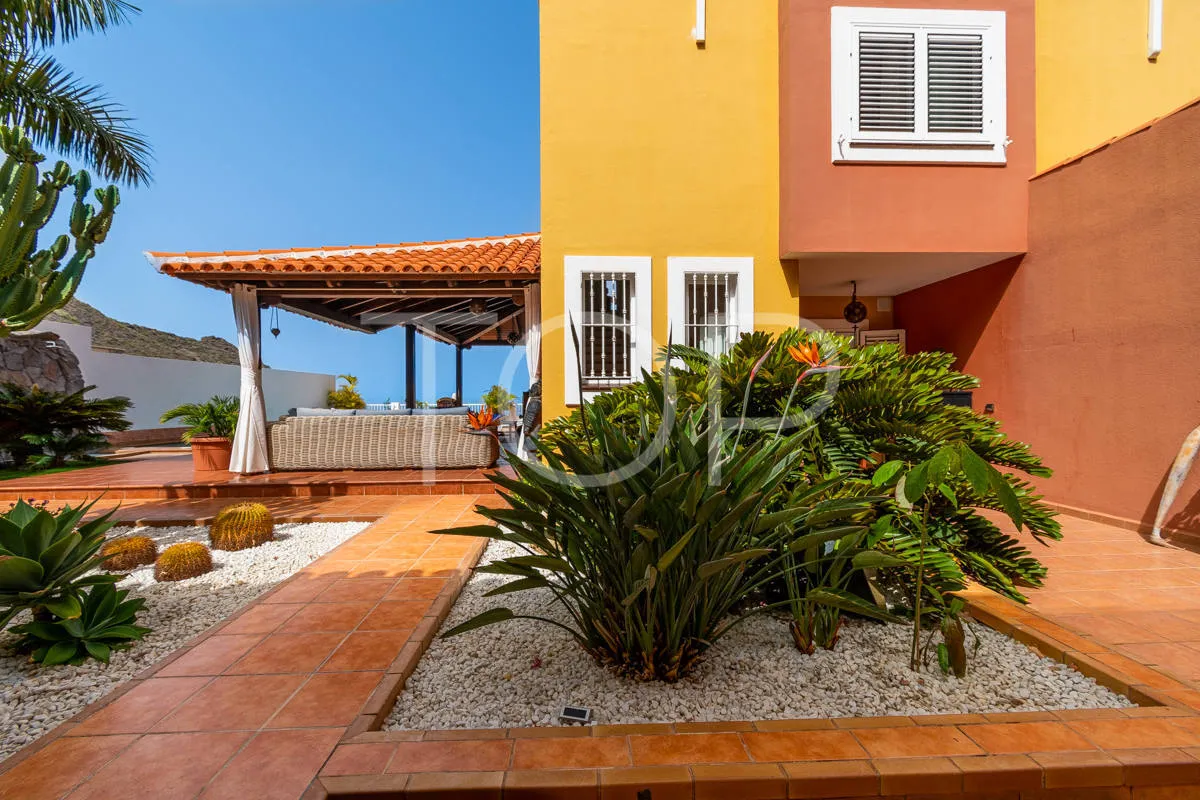 Reihenhaus mit Panoramablick auf das Meer und privatem Pool in privilegierter Lage in Roque del Conde