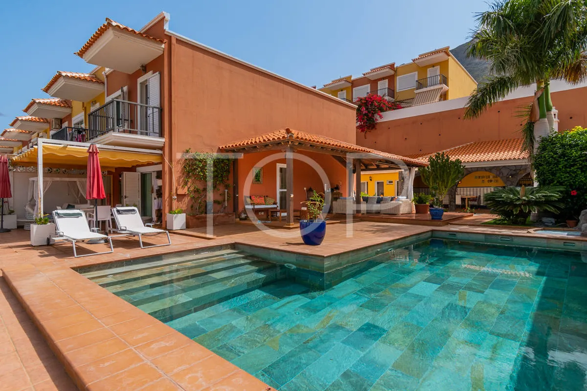 Reihenhaus mit Panoramablick auf das Meer und privatem Pool in privilegierter Lage in Roque del Conde