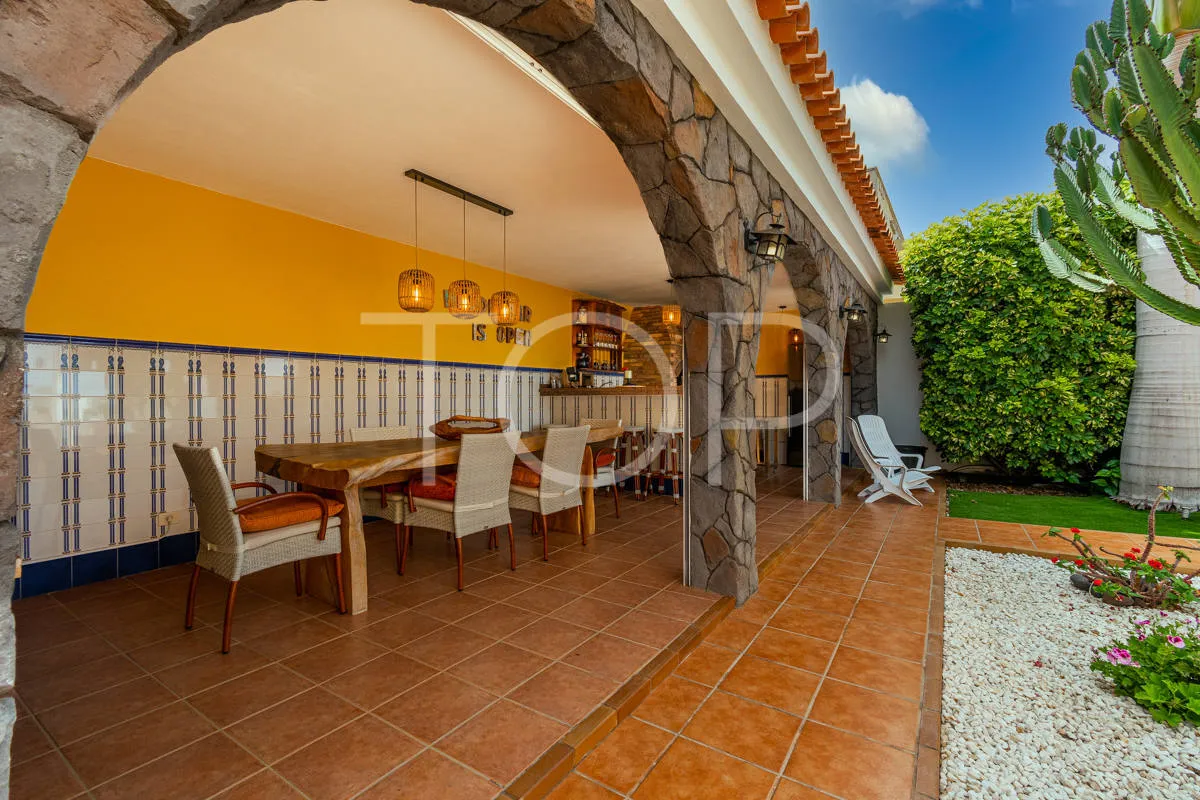 Reihenhaus mit Panoramablick auf das Meer und privatem Pool in privilegierter Lage in Roque del Conde
