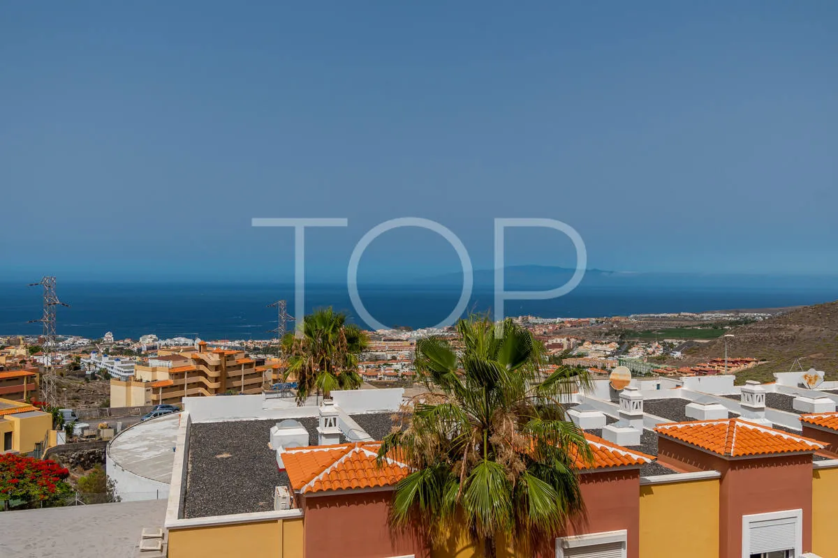 Reihenhaus mit Panoramablick auf das Meer und privatem Pool in privilegierter Lage in Roque del Conde
