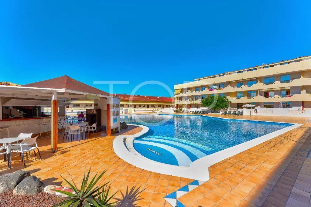 Refurbished townhouse with terraces and sea views in Playa Paraíso