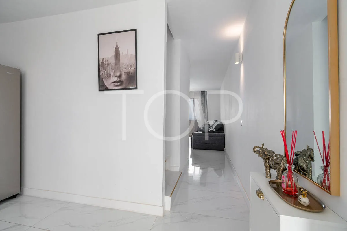 Refurbished townhouse with terraces and sea views in Playa Paraíso