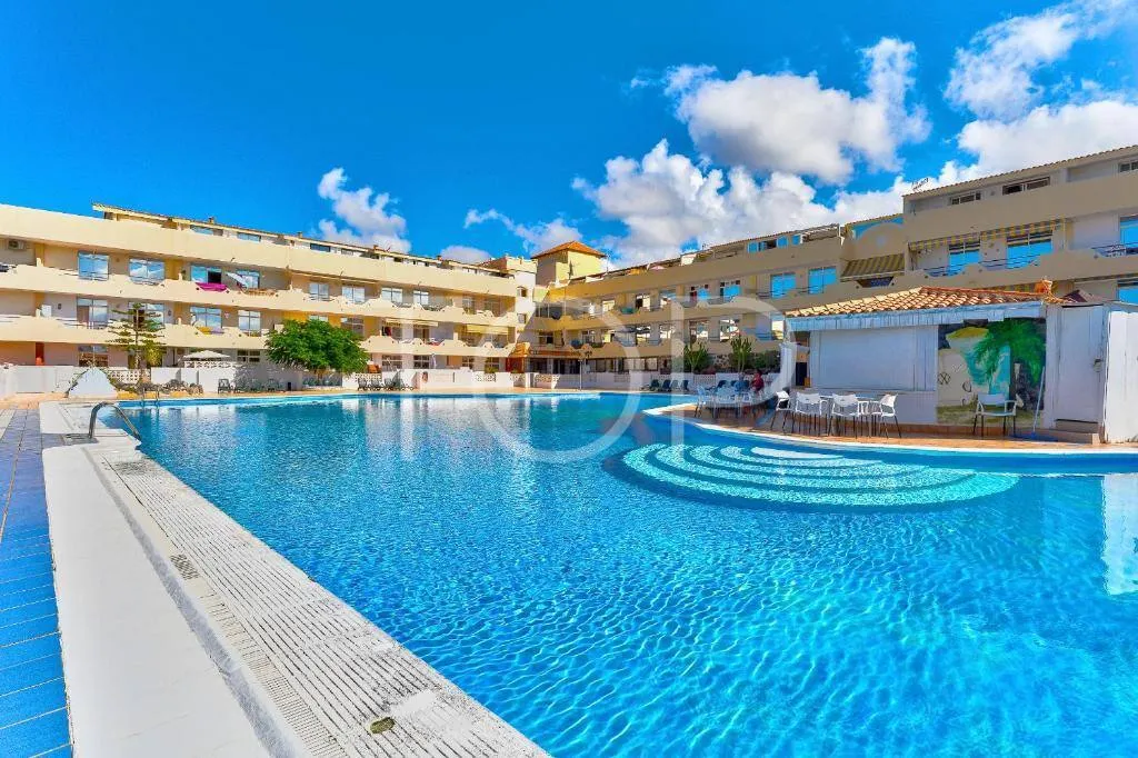 Refurbished townhouse with terraces and sea views in Playa Paraíso