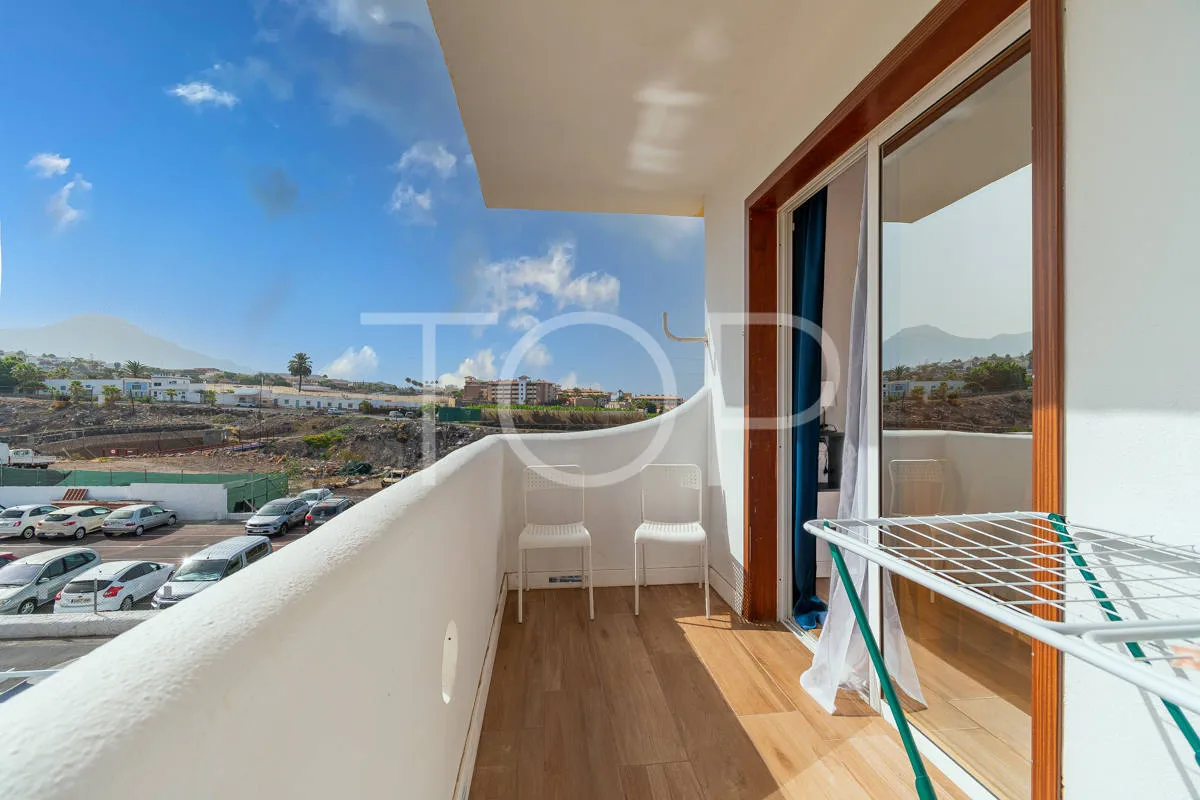 Refurbished townhouse with terraces and sea views in Playa Paraíso