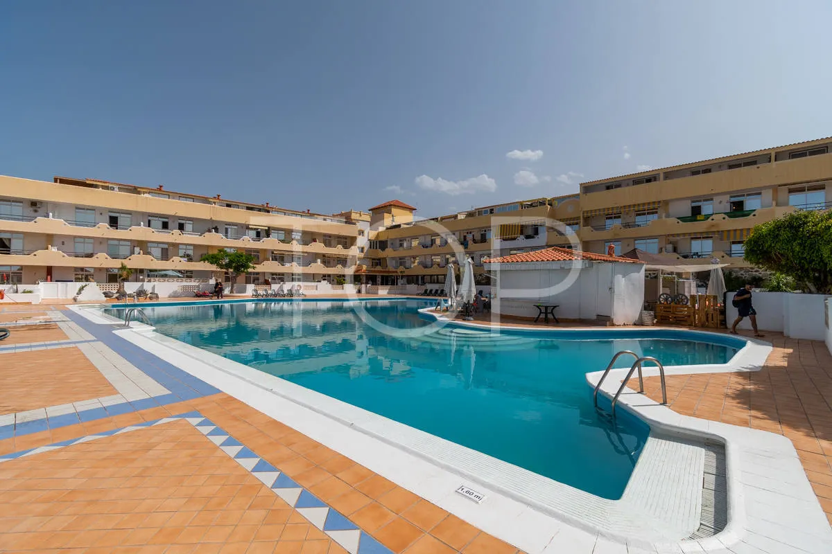 Refurbished townhouse with terraces and sea views in Playa Paraíso