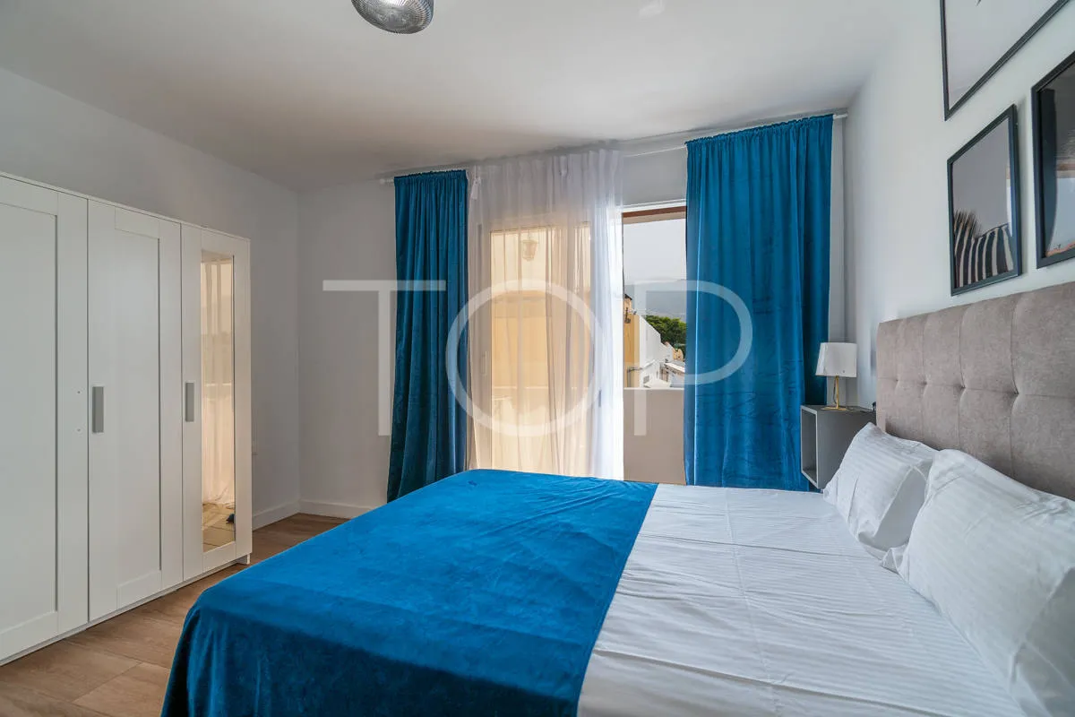 Refurbished townhouse with terraces and sea views in Playa Paraíso