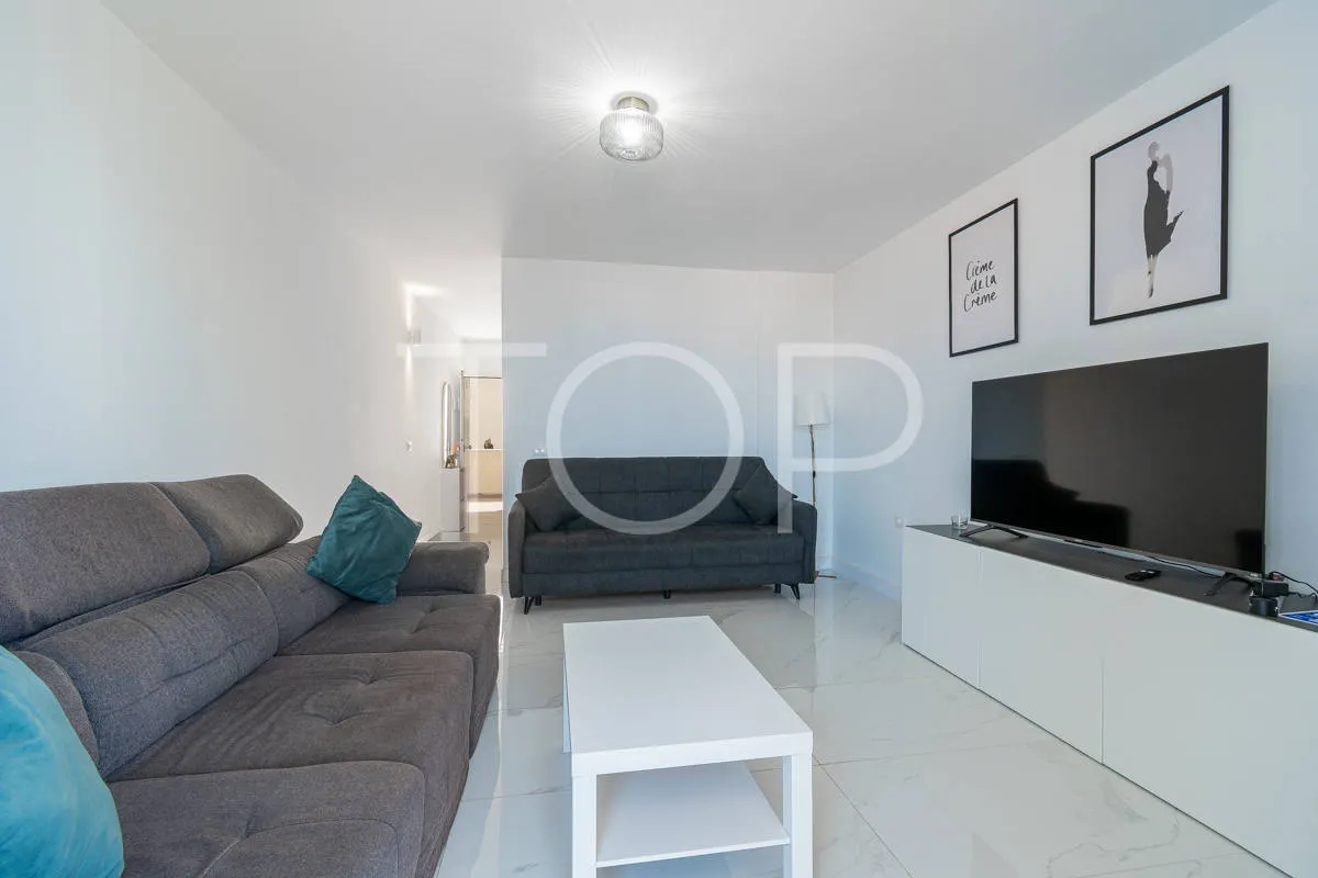 Refurbished townhouse with terraces and sea views in Playa Paraíso