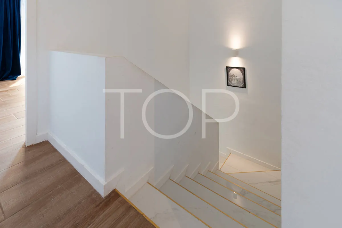 Refurbished townhouse with terraces and sea views in Playa Paraíso