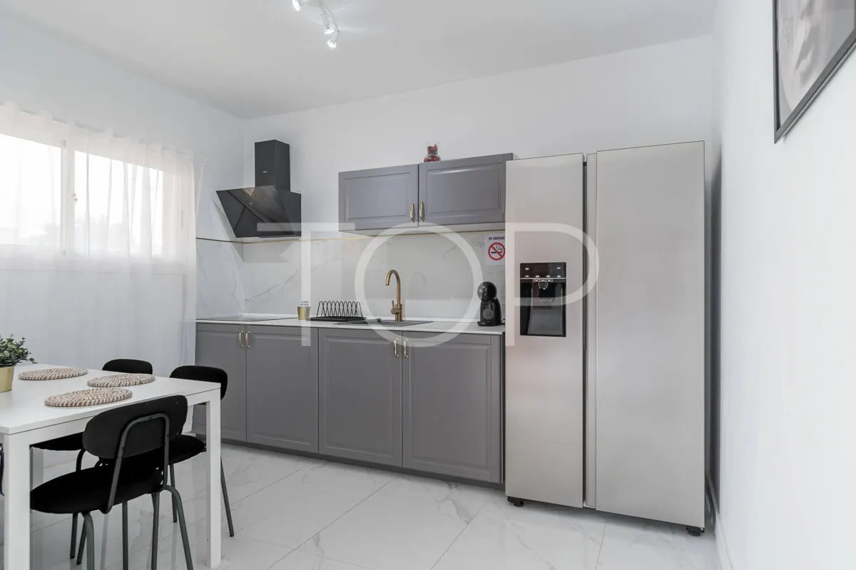 Refurbished townhouse with terraces and sea views in Playa Paraíso