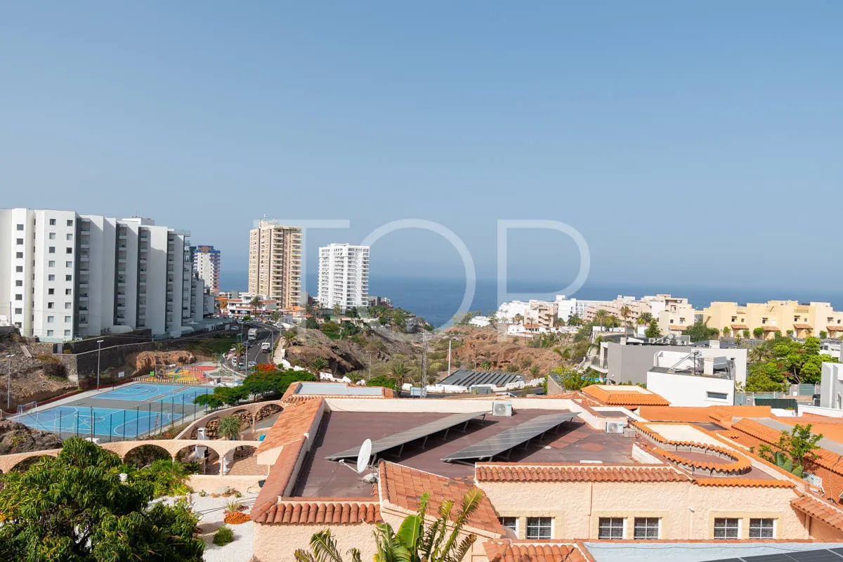 Refurbished townhouse with terraces and sea views in Playa Paraíso