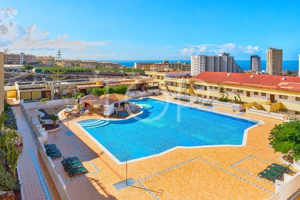 Refurbished townhouse with terraces and sea views in Playa Paraíso