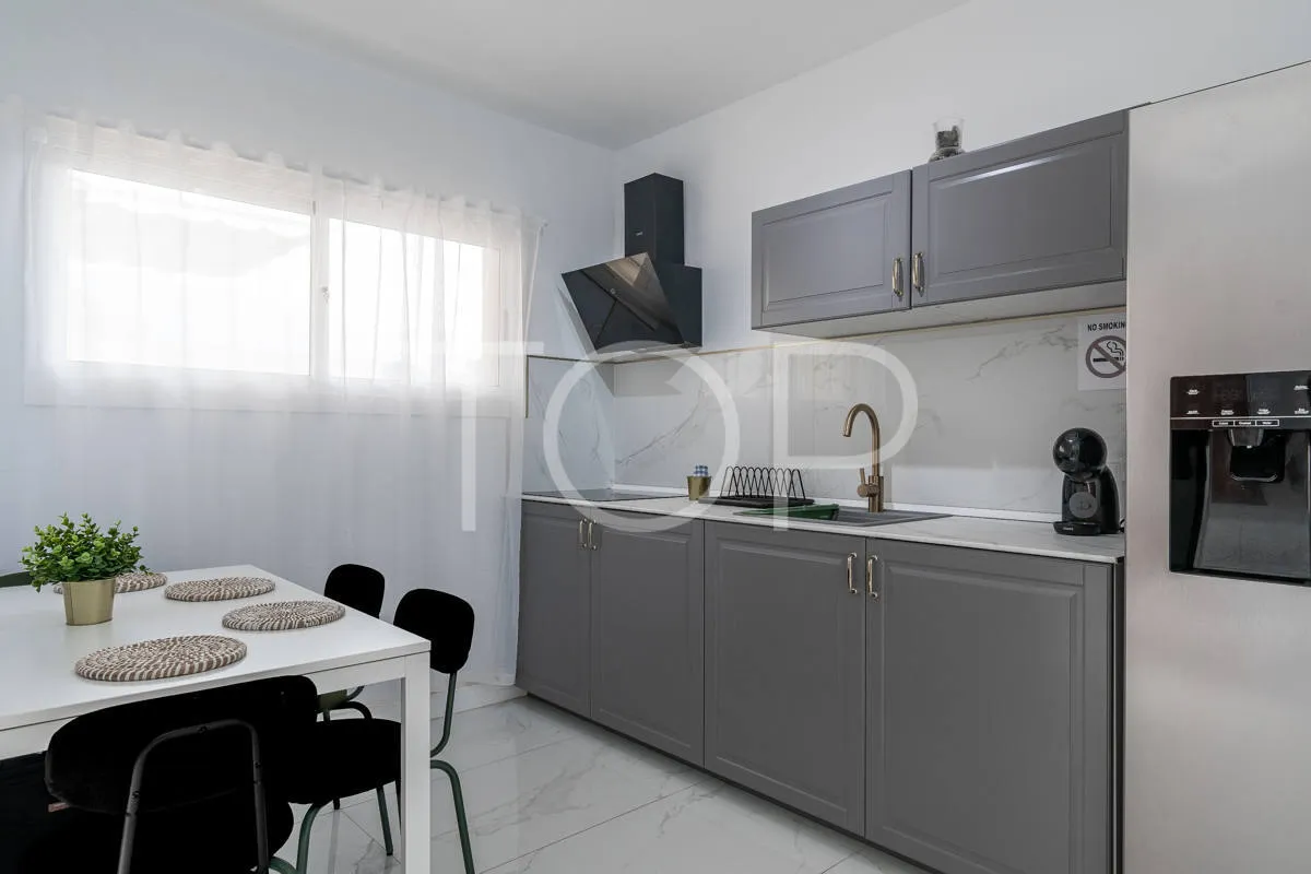 Refurbished townhouse with terraces and sea views in Playa Paraíso