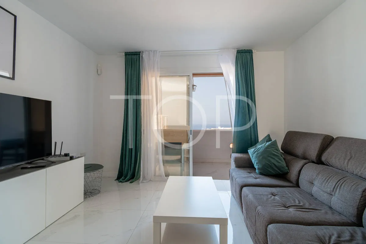 Refurbished townhouse with terraces and sea views in Playa Paraíso