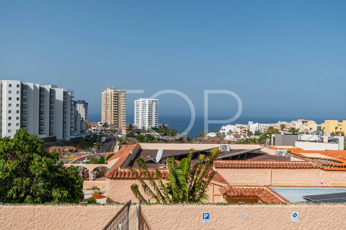 Refurbished townhouse with terraces and sea views in Playa Paraíso