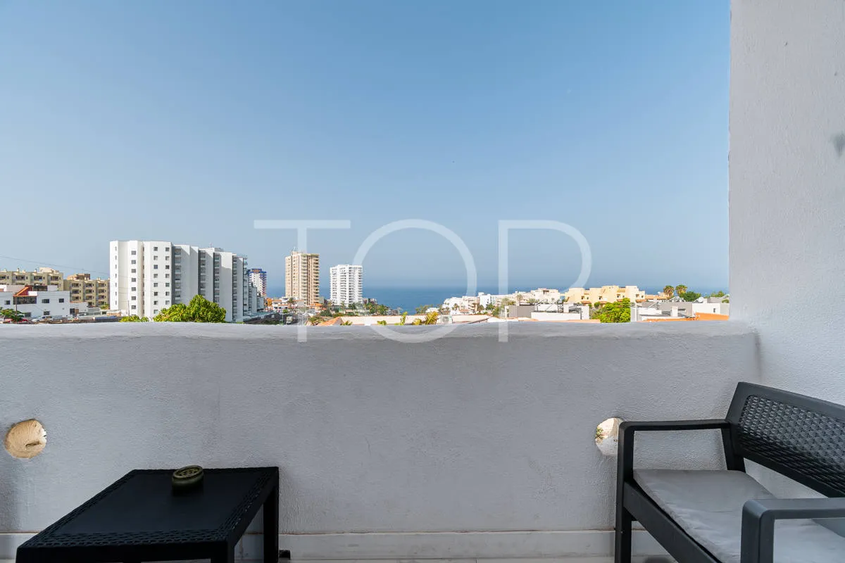 Refurbished townhouse with terraces and sea views in Playa Paraíso