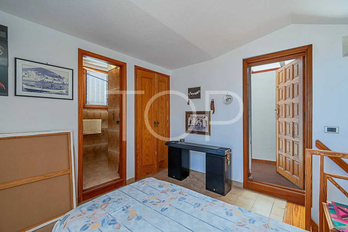 Two-bedroom apartment with spectacular sea and mountain views in Los Cristianos