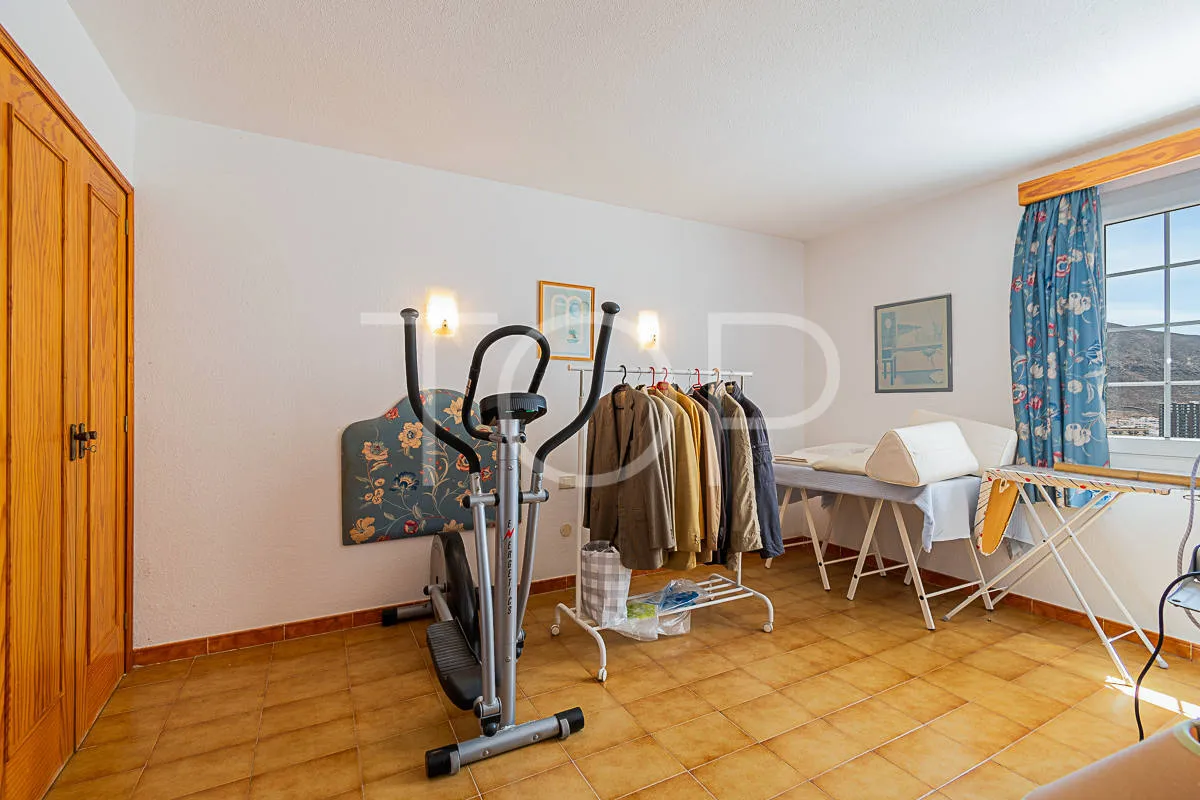 Two-bedroom apartment with spectacular sea and mountain views in Los Cristianos