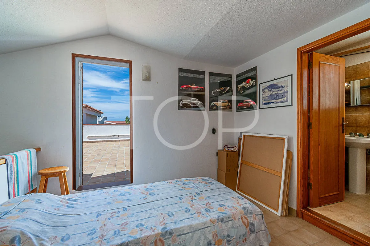 Two-bedroom apartment with spectacular sea and mountain views in Los Cristianos