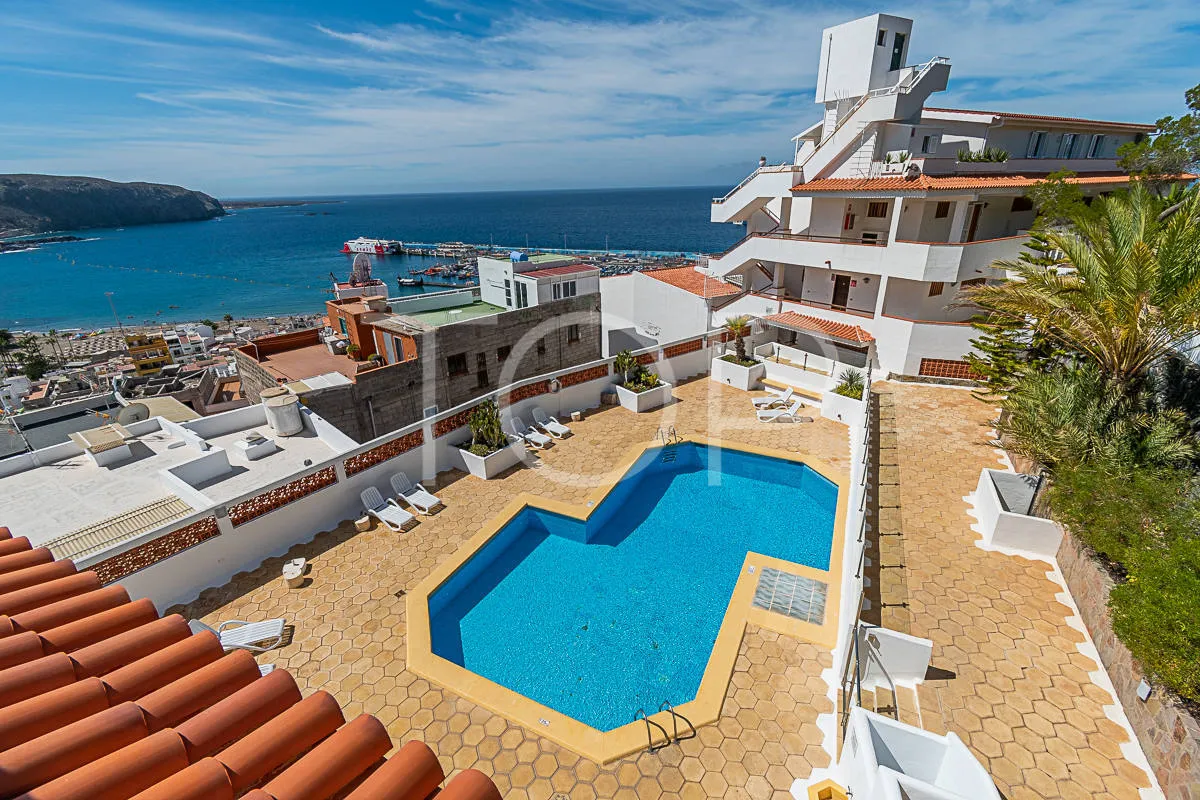 Two-bedroom apartment with spectacular sea and mountain views in Los Cristianos