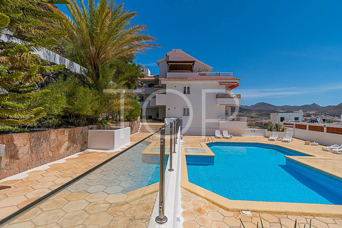 Two-bedroom apartment with spectacular sea and mountain views in Los Cristianos