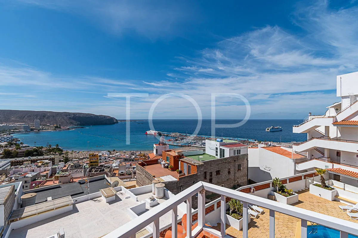 Two-bedroom apartment with spectacular sea and mountain views in Los Cristianos