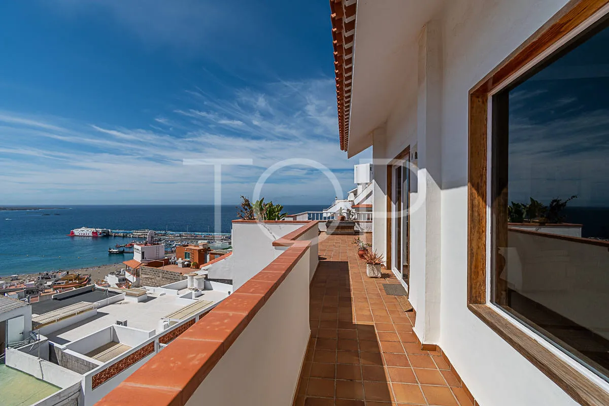 Two-bedroom apartment with spectacular sea and mountain views in Los Cristianos
