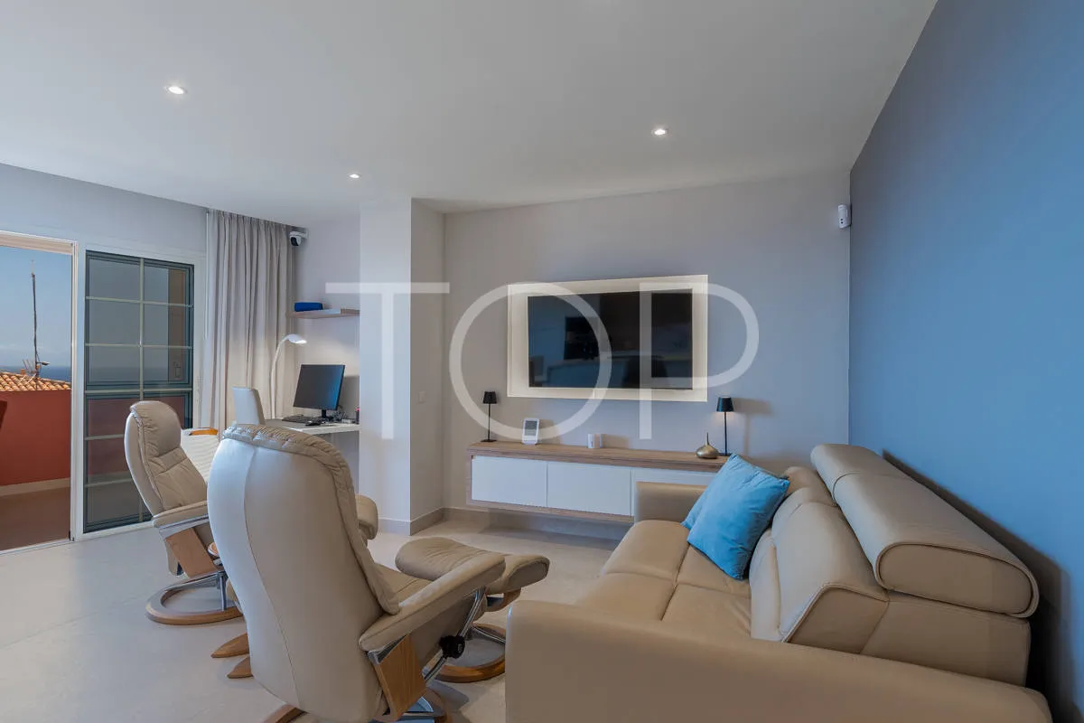 Elegant renovated penthouse with sea views in the exclusive area of El Duque, Costa Adeje
