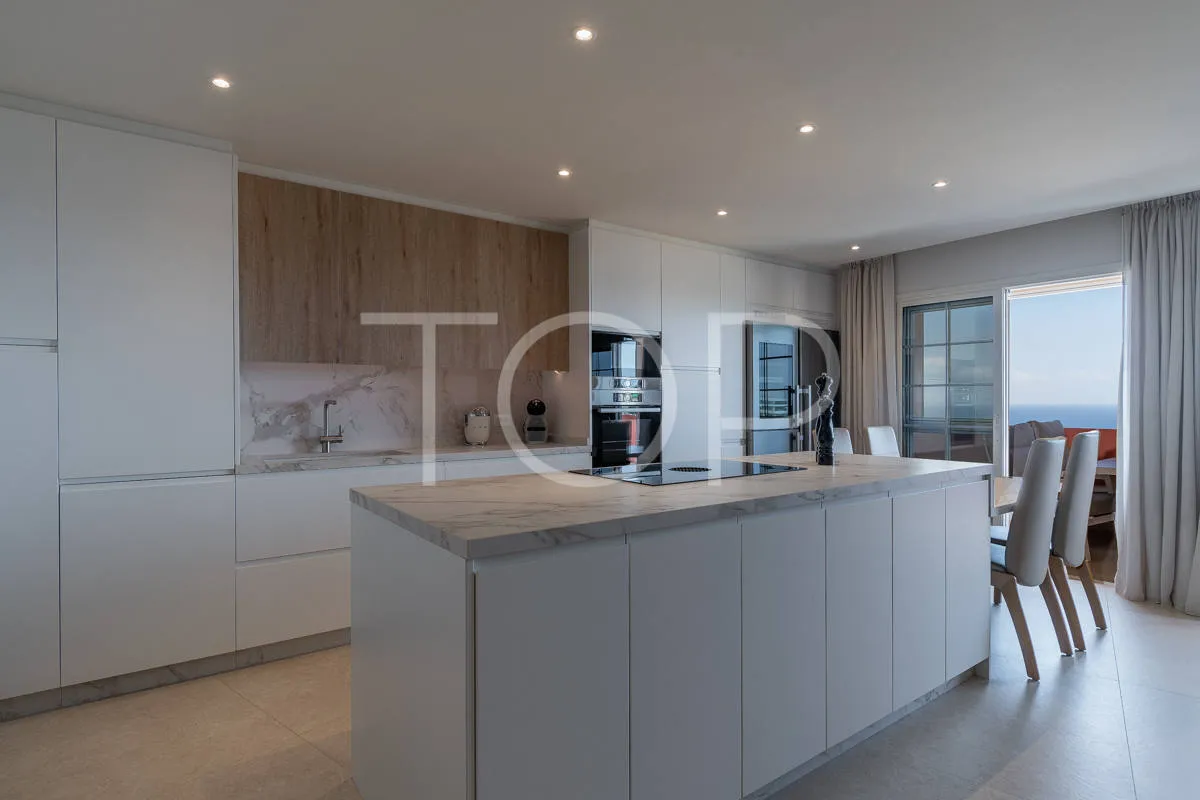 Elegant renovated penthouse with sea views in the exclusive area of El Duque, Costa Adeje