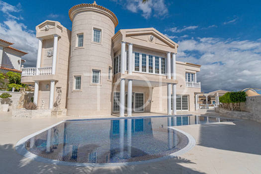 Impressive luxury villa in the Costa Adeje Golf Course