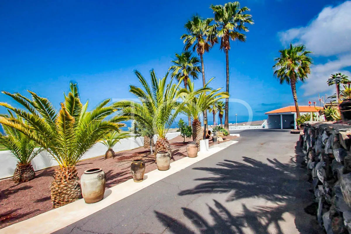 Finca with sea views and 6 flats in Alcalá - For sale
