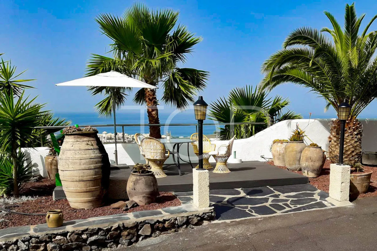 Finca with sea views and 6 flats in Alcalá - For sale